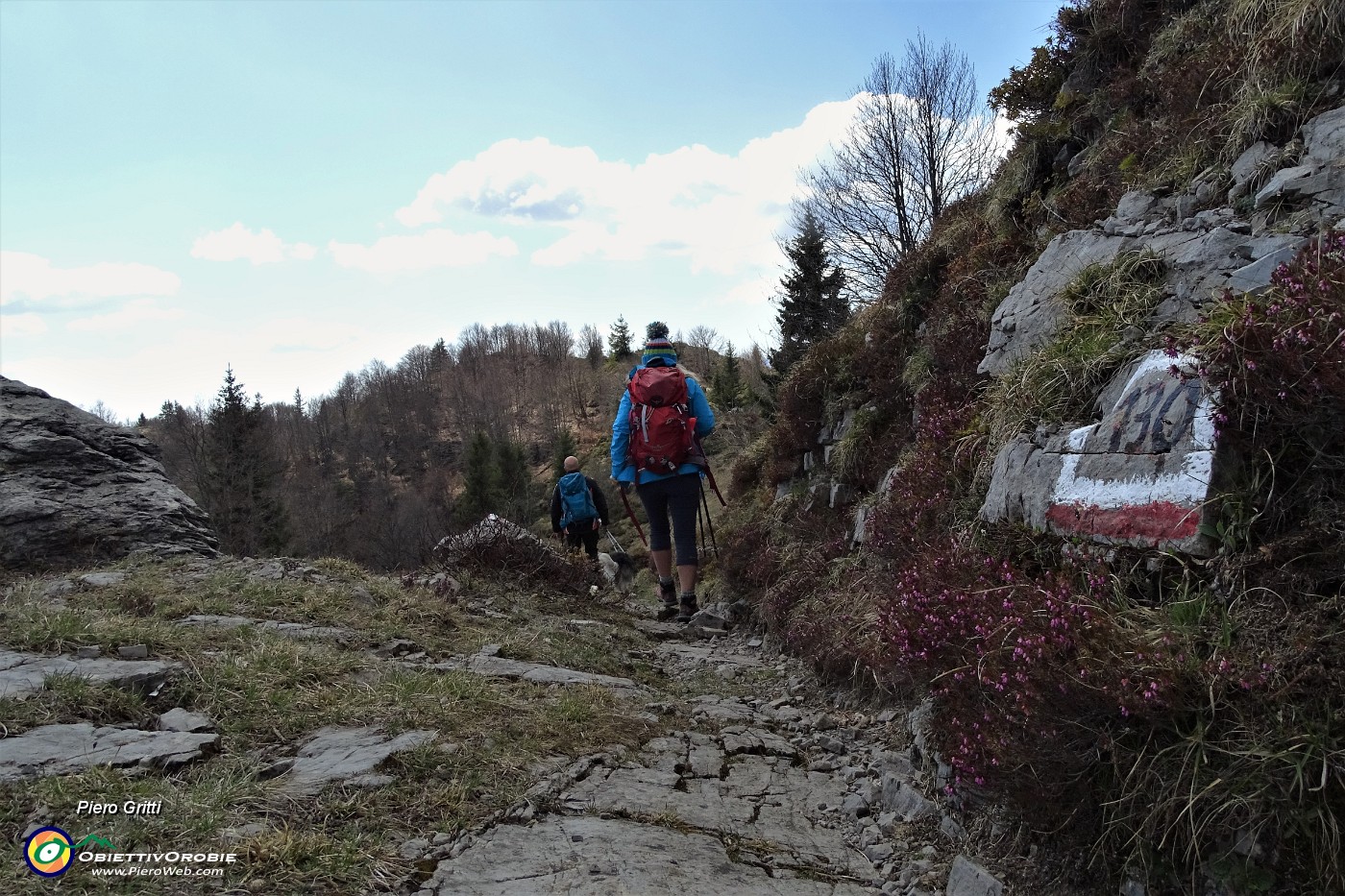 87 Al colletto prendiamo il senttiero CAI 130 di discesa a Cantiglio-Ponte del Becco.JPG